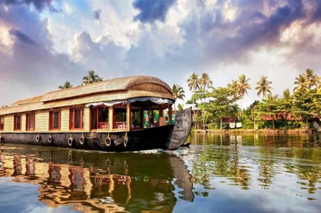 Alleppey Backwater Tour – Sail into Serenity!